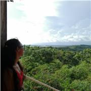 Profesora de español imparte a clases alos niños y niñas de 4 a 6 años de edad